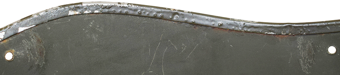 Orifices latéraux pour le maintien de la jugulaire. Orifices latéraux pour le maintien de la jugulaire.