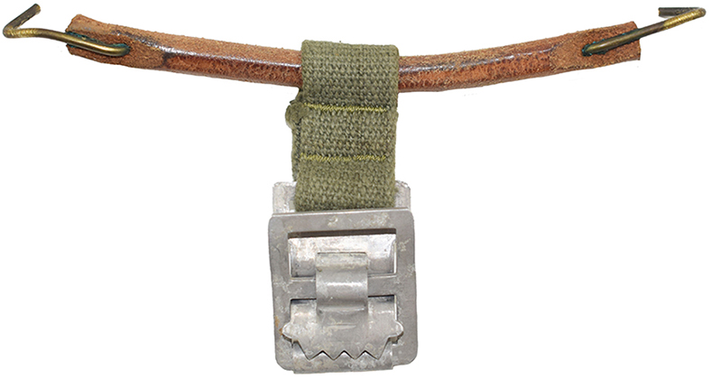 Boucle de maintien de la jugulaire, envers.