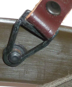 Tenon de fixation de la jugulaire en cuir.