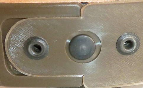 Jointure cerclage &agrave; l'avant, et t&ecirc;te de rivet des plaques de maintien.