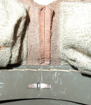 Cerclage métallique, couture de la coiffe, rivet fendu de fixation. Cerclage métallique, couture de la coiffe, rivet fendu de fixation.