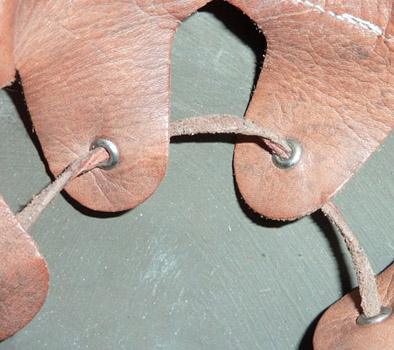 Pattes de coiffe et lacet en cuir. Pattes de coiffe et lacet en cuir.