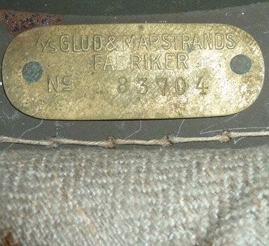 Etiquette métallique du fabricant. Etiquette métallique du fabricant.