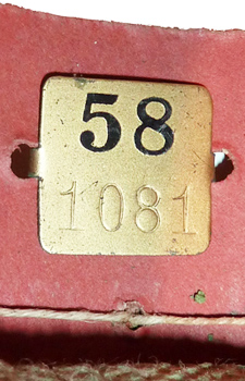 Plaquette avec taille et numéro de série. Plaquette avec taille et numéro de série.