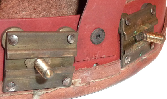 Supports latéraux avec vis insérées. Supports latéraux avec vis insérées.