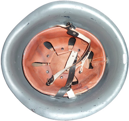 Remise en peinture jusque sous la coiffe. Remise en peinture jusque sous la coiffe.