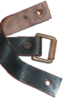 Bande de cuir de maintien et boucle coulissante. Bande de cuir de maintien et boucle coulissante.