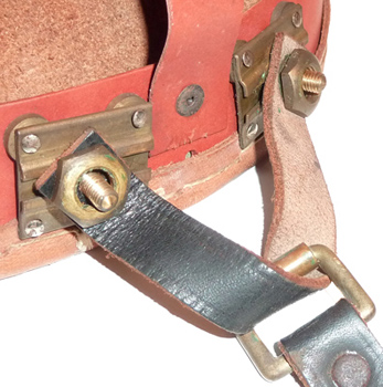 Ecrou au dessus des bandes de cuir. Ecrou au dessus des bandes de cuir.