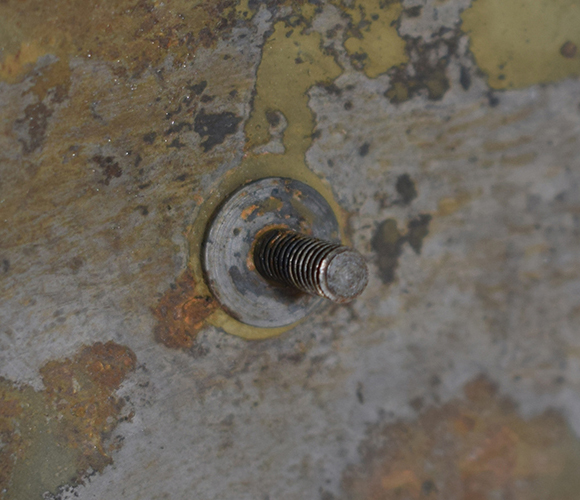 Vis soudée au fond de la bombe.