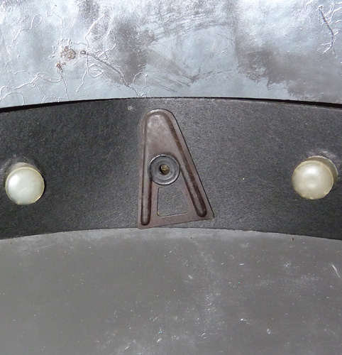 Plaque de maintien du cerclage en carton compressé.