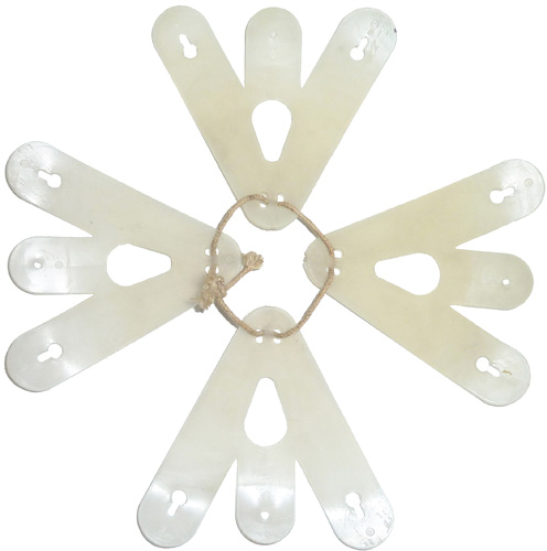 Suspension de coiffe composée de quatre éléments.