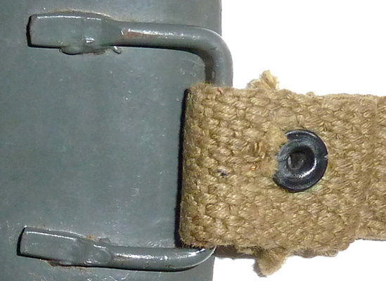 Passant de jugulaire, jugulaire rivetée (modèle 46/II).