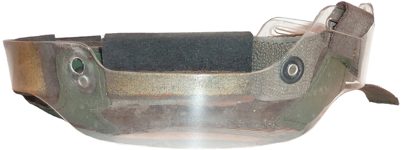 Armature de maintien de la coiffe en plastique souple transparent. Armature de maintien de la coiffe en plastique souple transparent.