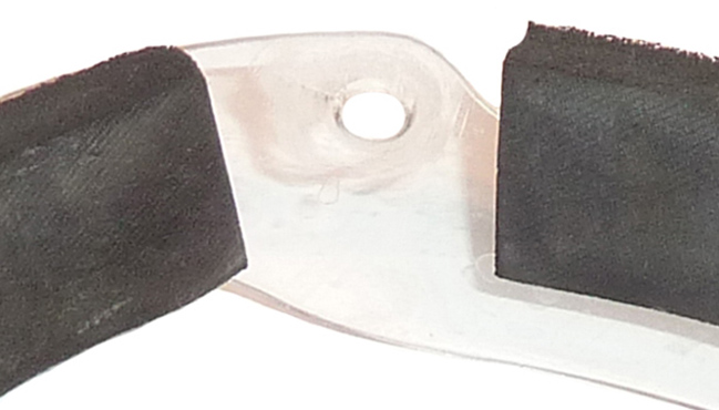 Tampons de mousse néoprène collés à l'armature en plastique. Tampons de mousse néoprène collés à l'armature en plastique.