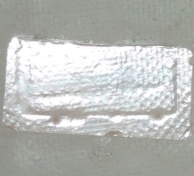 Marquage masqué par un adhésif. Marquage masqué par un adhésif.