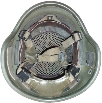 Jugulaire en place. Jugulaire en place.