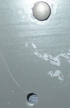 Ancien trou et rivet de fixation. Ancien trou et rivet de fixation.