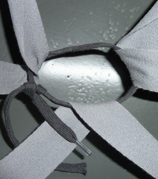 Jointure de la suspension à l'aide d'un lacet. Jointure de la suspension à l'aide d'un lacet.