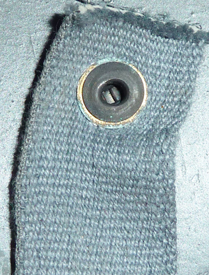 Fixation de la jugulaire par rivet. Fixation de la jugulaire par rivet.