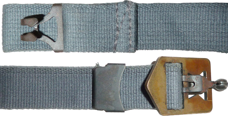 Parties longue et courte de la jugulaire, fixation par système de type Quick realease US. Parties longue et courte de la jugulaire, fixation par système de type Quick realease US.