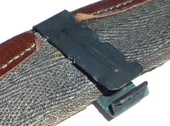 Agrafe de maintien du bandeau de tête. Agrafe de maintien du bandeau de tête.