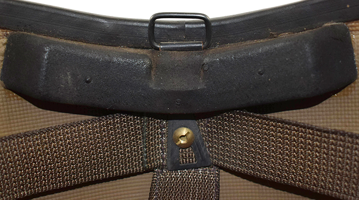 Tampon amortisseur collé sur le couvre-nuque. Tampon amortisseur collé sur le couvre-nuque.