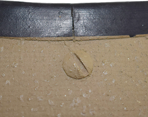 Jonc en caoutchouc jointif à l'arrière. Jonc en caoutchouc jointif à l'arrière.