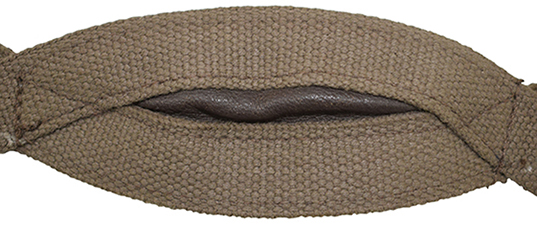 Mentonnière doublée de cuir, envers/revers. Mentonnière doublée de cuir, envers/revers.