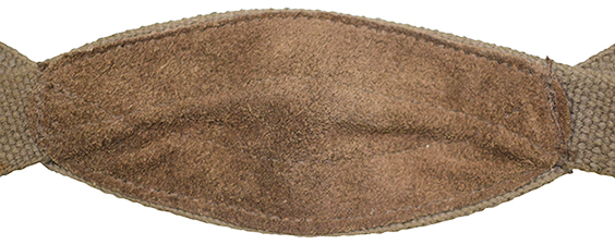 Mentonnière doublée de cuir, envers/revers. Mentonnière doublée de cuir, envers/revers.