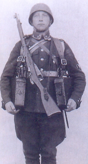 Soldat estonien coiffé du casque modèle 40 de conception polonaise.