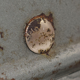 Tête de rivet latéral.