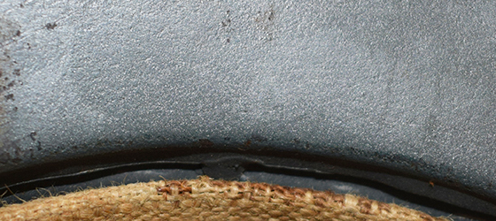 Points de soudure retenant la visière.