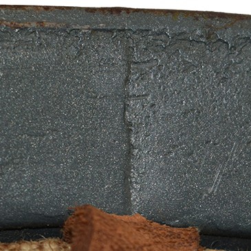 Soudures latérales de la visière.