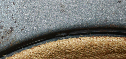 Points de soudure retenant la visière.