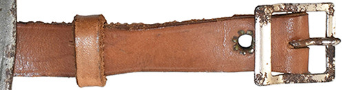 Partie courte, avec boucle à ardillon.