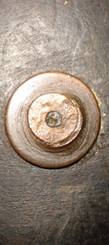 Rivet en cuivre maté, renforcé d'une rondelle. Rivet en cuivre maté, renforcé d'une rondelle.