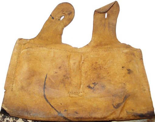 Patte de coiffe - coté extérieur. Patte de coiffe - coté extérieur.