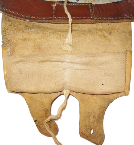 Patte de coiffe avec compartiment de rembourrage. Patte de coiffe avec compartiment de rembourrage.