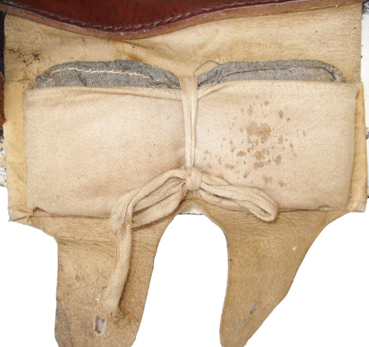 Patte de coiffe rembourrée. Patte de coiffe rembourrée.