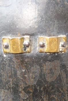 Points de fixation de l'insigne. Points de fixation de l'insigne.