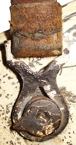 Boucle et tourillon de fixation - coté fixe. Boucle et tourillon de fixation - coté fixe.