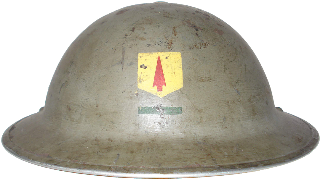 Insigne plac&eacute; &agrave; l'avant, avec insigne de grade.