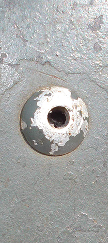 Gros rivet creux latéral. Gros rivet creux latéral.