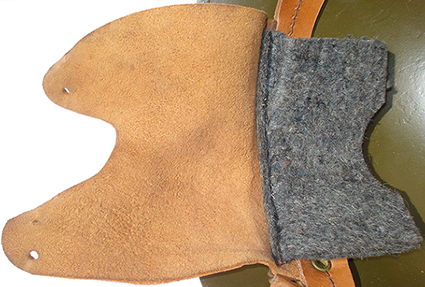 Patte de coiffe avec rabat en feutre. Patte de coiffe avec rabat en feutre.