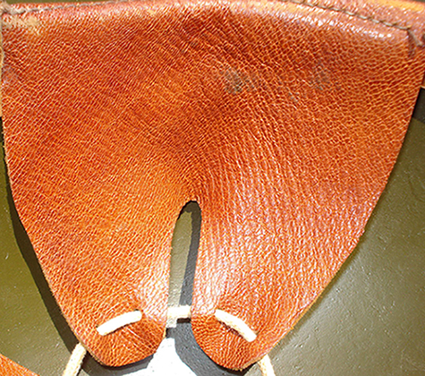 Patte de coiffe avec rabat en feutre. Patte de coiffe avec rabat en feutre.