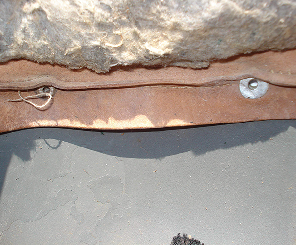 Cerclage en cuir riveté dans la bombe. Cerclage en cuir riveté dans la bombe.