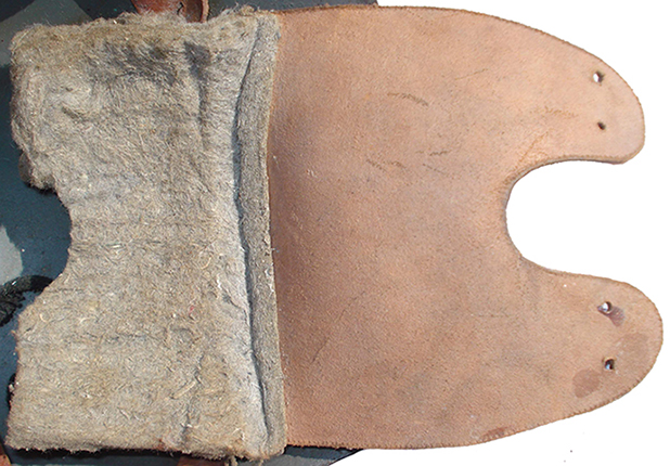 Rabat en feutre replié vers le bas. Rabat en feutre replié vers le bas.