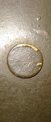 Gros rivet latéral. Gros rivet latéral.