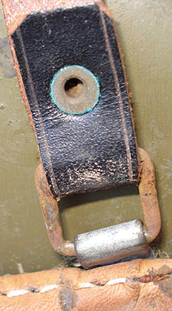 Passant de jugulaire. Passant de jugulaire.