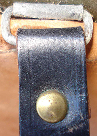 Jugulaire rivetée. Jugulaire rivetée.